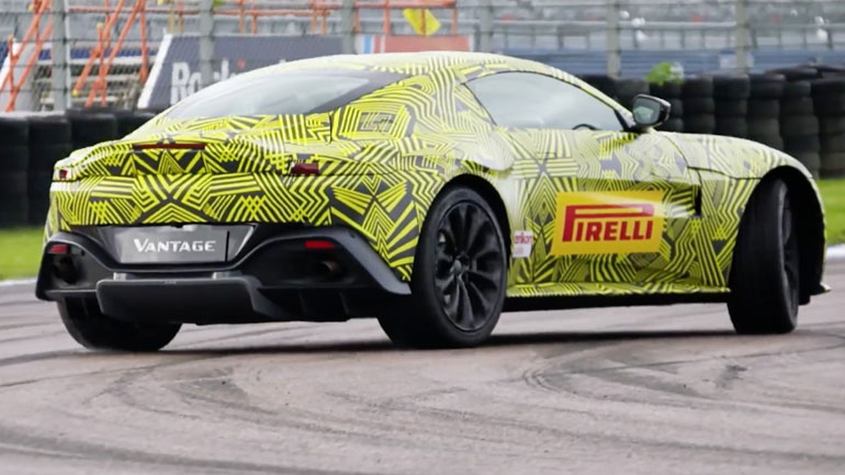 Ο Verstappen οδηγεί με το πλάι την καινούργια Aston Martin